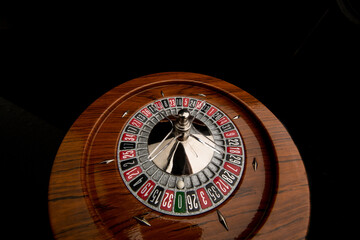 Roulette in legno isolata su sfondo nero