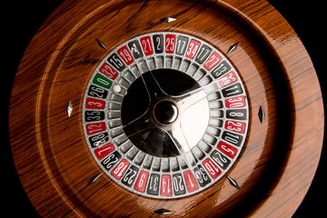 Roulette in legno isolata su sfondo nero vista dall'alto