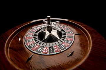 Naklejka premium Roulette in legno isolata su sfondo nero