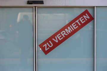 Zu vermieten - schild an Gebäude