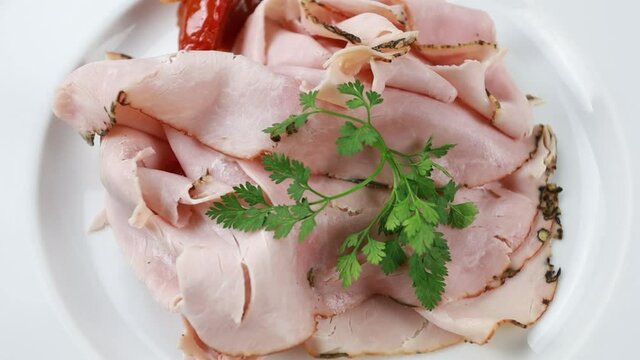 chiffonnade de jambon blanc dans une assiette
