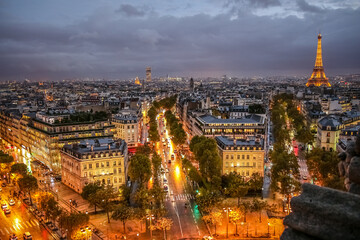 흐린날 저녁 개선문 위에서 바라본 에펠탑과 파리 시내