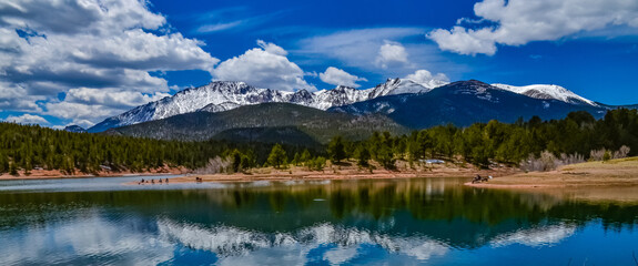 Panorama Snow-capped and forested mountains near a mountain lake, Pikes Peak Mountains in Colorado Spring, Colorado, US - obrazy, fototapety, plakaty