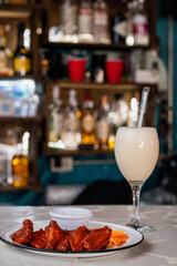 Alitas buffalo en bar