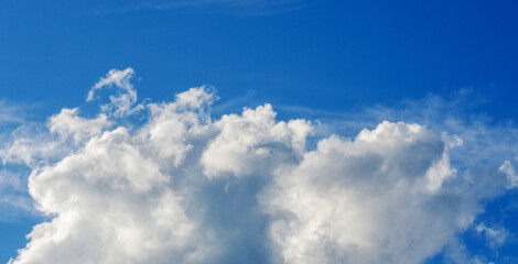Obraz premium White clouds in blue sky