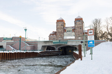 Schachtschleuse und Weserschleuse in Minden mit Eisschollen