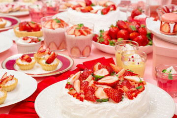 苺を使ったケーキやタルト　ムースやマカロンのイメージ