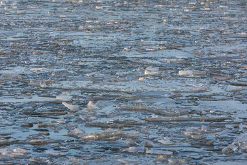Eisschollen und dünne Eisschicht