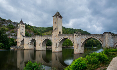 Fototapeta na wymiar Puente medieval de Valentré sobre el río Lot en Cahors