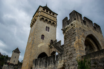 Fototapeta na wymiar Imagen contrapicada de la torre principal del puente medieval de Valentré sobre el río Lot en Cahors