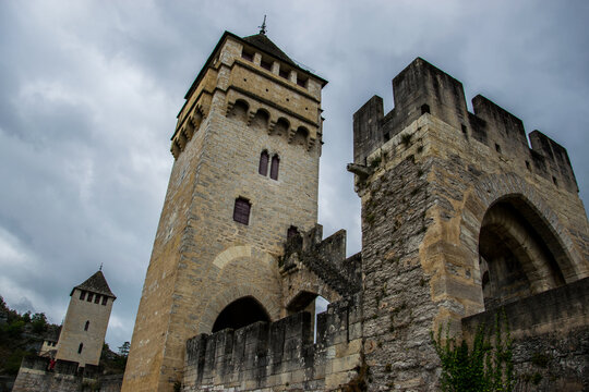 Imagen contrapicada de la torre principal del puente medieval de Valentr&eacute; sobre el r&iacute;o Lot en Cahors
