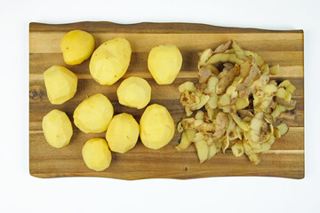 Kartoffeln und Kartoffelschalen
