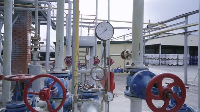 Junction block on pipeline with valves and pressure meters