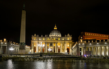 Plaza de San Pedro, en el Vaticano, por la noche.
