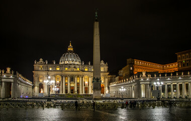Fototapeta na wymiar Plaza de San Pedro, en el Vaticano, por la noche.