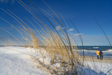 schneebedeckter Sandstrand, Schneelandschaft an der Ostseeküste im Ostseebad Kühlungsborn,...