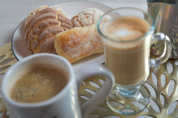 Café con leche o latte y pan dulce