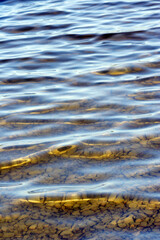 Seichtes Ufer mit Kies