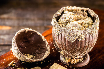 gourmet easter egg, stuffed with chocolate and paçoca, easter dessert from brazil