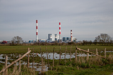 Fototapeta na wymiar La centrale thermique de Cordemais - électricité au charbon - Nantes 