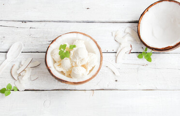 Kokoseis Kokos Eiscreme Kokosmilcheis Vegan Ketogen Diät Low Carb Dessert Kugeleis Eisbecher