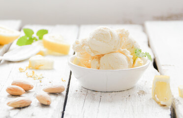 Ketogen Vegan Zitrone Eis Eiscreme selber machen - obrazy, fototapety, plakaty