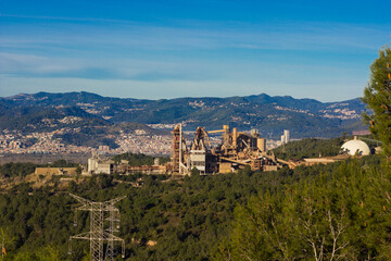 Obraz premium Factory in the middle of the mountain