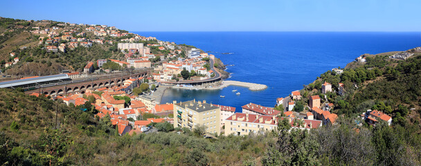 Naklejka premium Vue générale de Cerbère sur la Côte Vermeille en France.