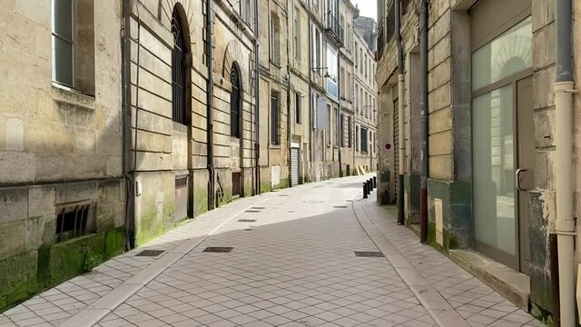 Marche dans une rue de Bordeaux, Gironde