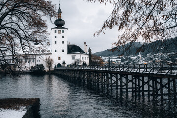 Fototapeta premium Schloss Ort am Traunsee mit Steg.
