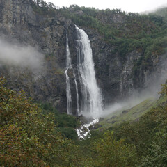 Wasserfall in Wolken