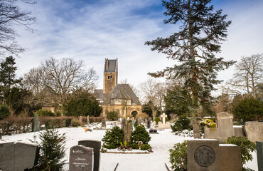 Blick über einen winterlichen Friedhof Richtung Kapelle