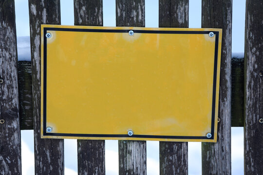 Leeres gelbes Metall Schild vor Tür Eingang ohne Text.