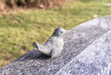 kleiner Vogel auf einem Grabstein
