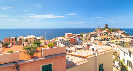 Port de Vernazza, vue depuis le sentier de randonnée, village des Cinque terre inscrit au patrimoine mondial de l'Unesco. Village coloré d'Italie.