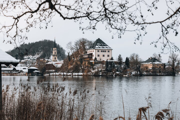 Schloss Mattsee mit Mattsee im Vordergrund.