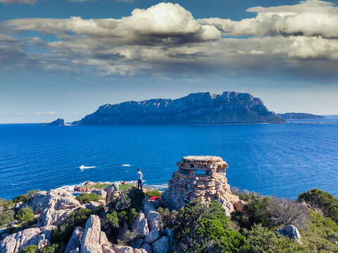 Spettacolare vista  dell isola di tavolara dal fortino di capo ceraso