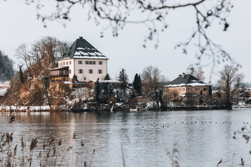 Schloss Mattsee mit Mattsee im Vordergrund.