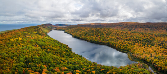 Beautiful autumn day at Lake of the Clouds at the Porcupine Mountains Wilderness State Park in the Michigan Upper Peninsula - Lake Superior beyond - obrazy, fototapety, plakaty