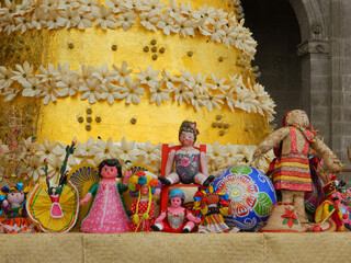 Decoración navideña tradicional de Mexico con flores de hoja de maíz y juguetes típicos