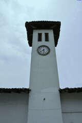 Torre rústica con reloj en pueblo mágico de Mexico