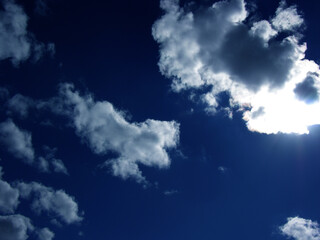 Naklejka na ściany i meble Fondo natural de cielo con nubes ocultando el sol