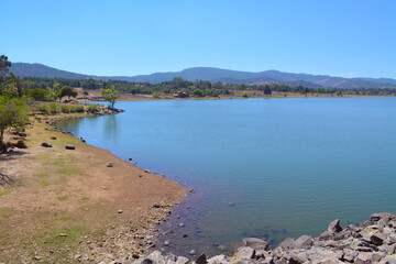 Paisaje natural a orillas de presa o lago en Tapalpa, Mexico