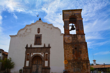 Fachada frontal de antigua iglesia en pueblo mágico de Mèxico