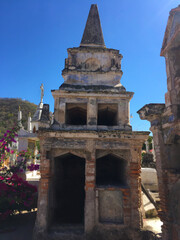 Antiguo mausoleo en panteón de pueblo mágico de México finales del siglo XVIII