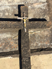 Crucifijo sobre cruz de cemento abandonada en cementerio