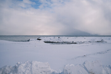 Fototapeta na wymiar landscape with snow Lake Michigan frozen in a cold Chicago winter