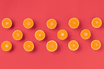 Fruchtmuster aus frischer orangefarbener Mandarine oder Mandarine auf lebendem Korallenhintergrund. Flache Lage, Draufsicht. Pop-Art-Design, kreatives Sommerkonzept. Zitrus im minimalistischen Stil. © Natika