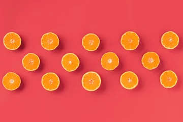 Fruchtmuster aus frischer orangefarbener Mandarine oder Mandarine auf lebendem Korallenhintergrund. Flache Lage, Draufsicht. Pop-Art-Design, kreatives Sommerkonzept. Zitrus im minimalistischen Stil. © Natika