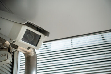 屋外に設置された監視カメラの写真。監視社会のイメージ。